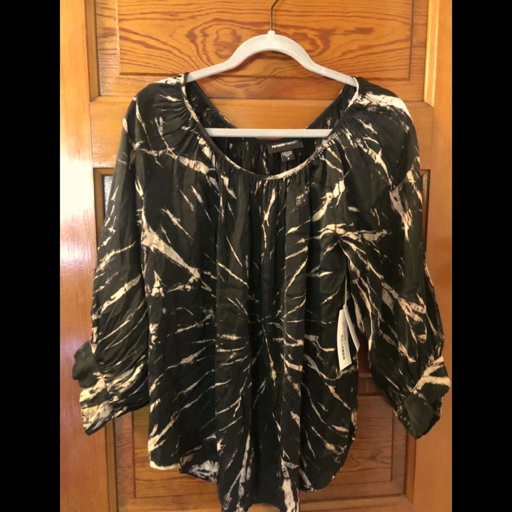 New-  FIFTEEN TWENTY women’s blouson sleeve top